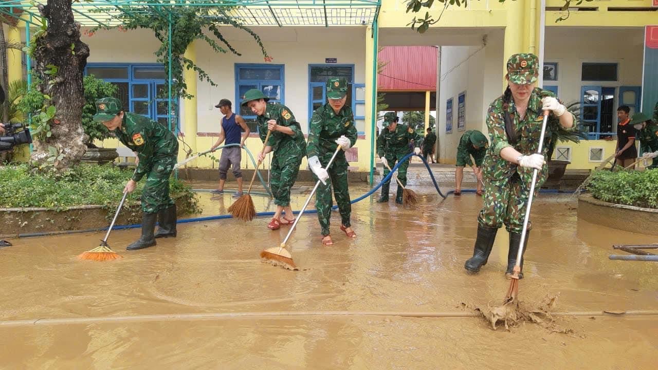 'Rốn lũ' Quảng Bình ngập ngụa trong bùn đất ảnh 4