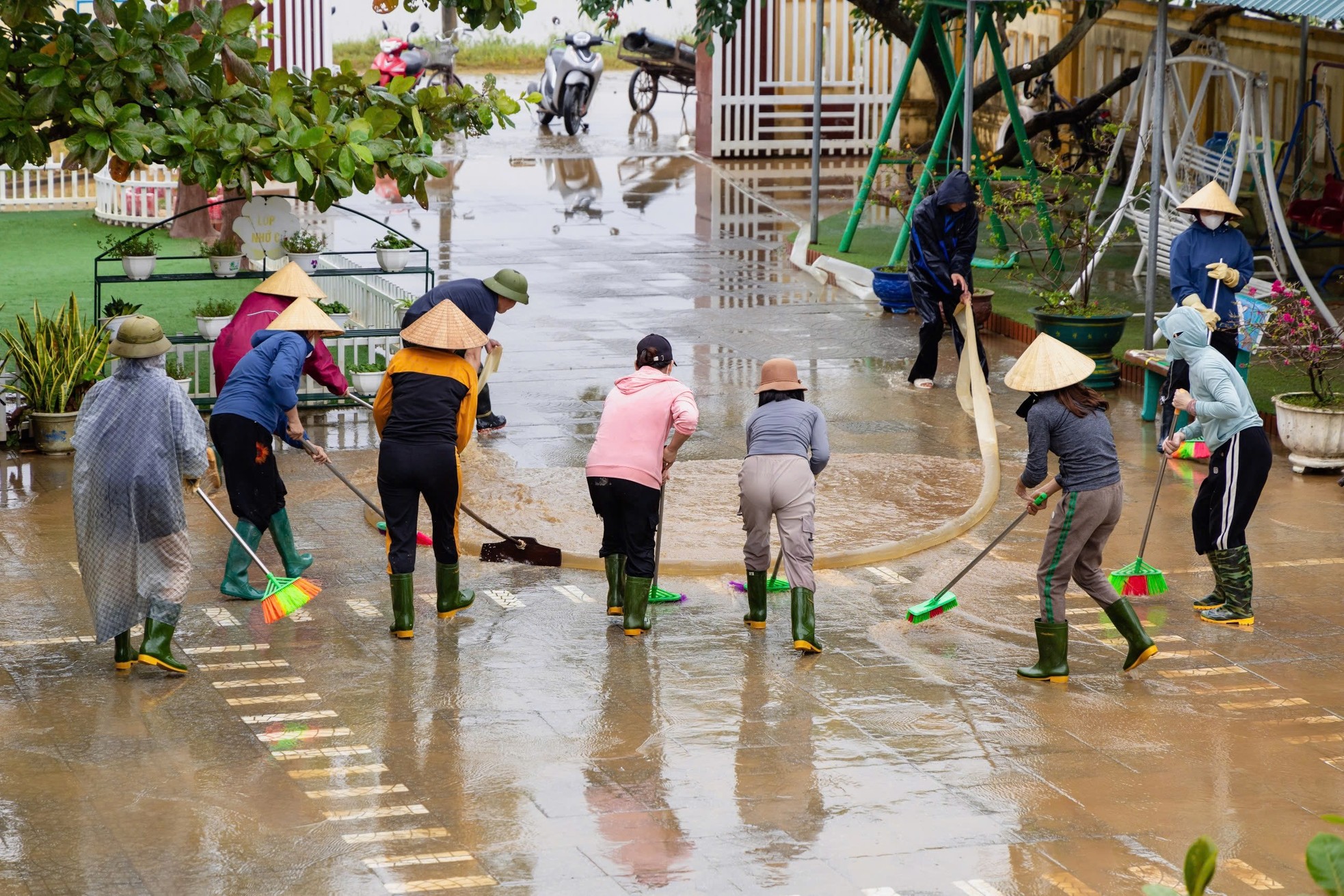 'Rốn lũ' Quảng Bình ngập ngụa trong bùn đất ảnh 5