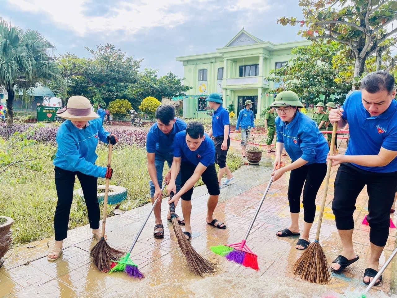 'Rốn lũ' Quảng Bình ngập ngụa trong bùn đất ảnh 8