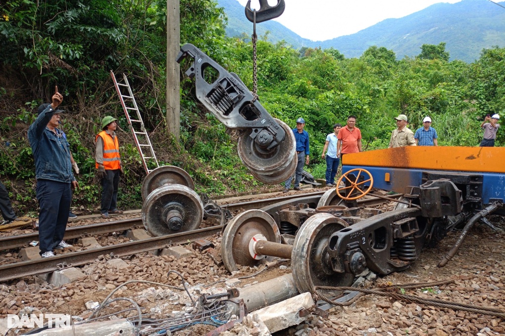 Đường sắt Bắc - Nam thông tuyến sau sự cố tàu trật bánh trên đèo Hải Vân - 2