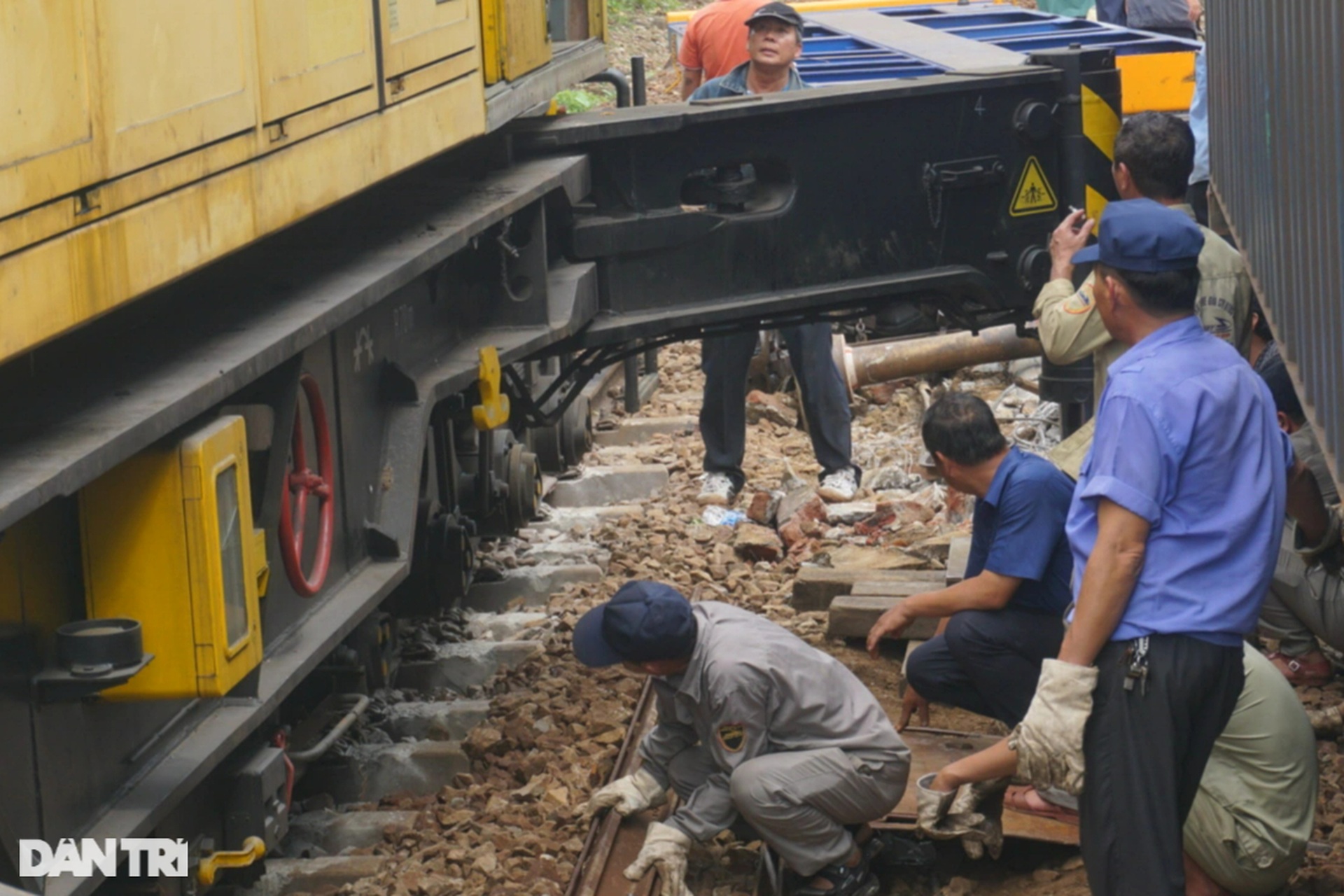 Hiện trường tàu trật bánh trên đèo Hải Vân - 9