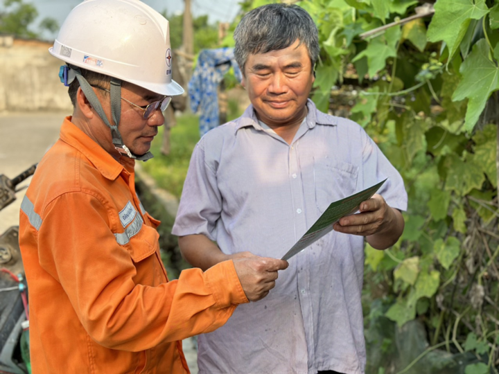 CBCNV Điện lực Lộc Hà tuyên truyền tới tận hộ dân các quy định về hành lang an toàn lưới điện.