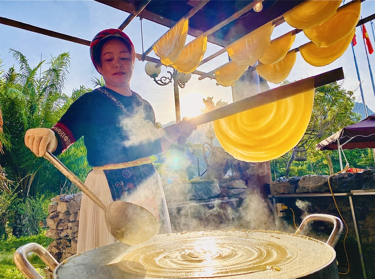 Từ hạt ngô vùng Cao nguyên đá, được chế biến thành những sợi phở vàng ngon và đẹp mắt. 