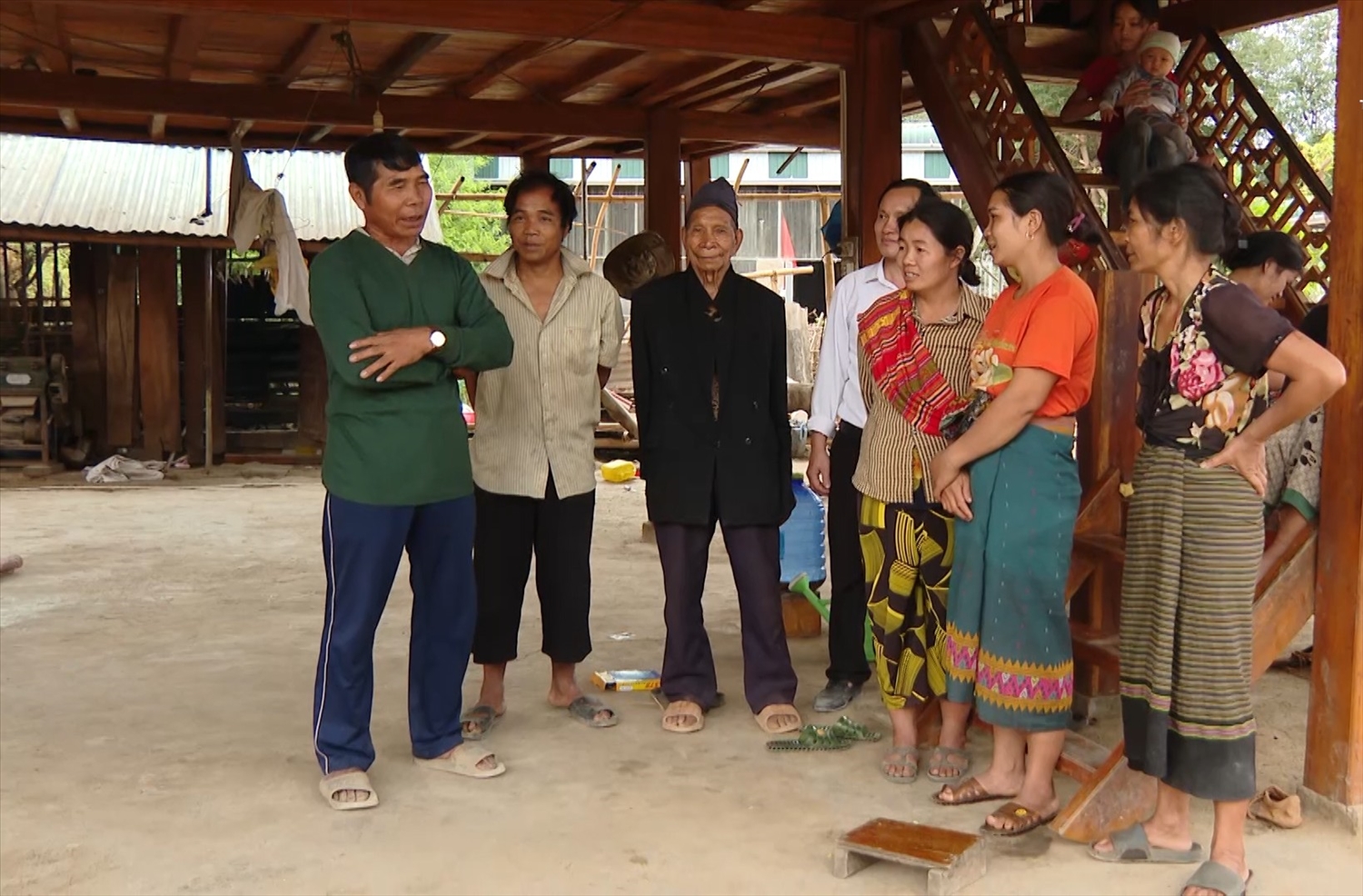 Già làng, trưởng bản là những người tiên phong trong công cuộc vận động, tuyên truyền đồng bào phát triển kinh tế, xóa đói, giảm nghèo