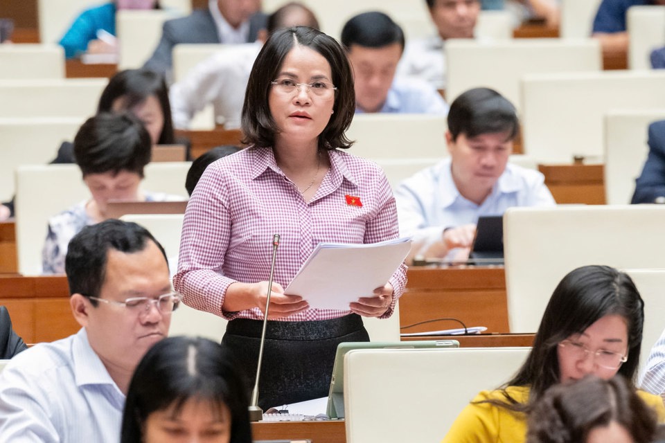 Đại biểu Quốc hội Nguyễn Hoàng Bảo Trân (Đoàn đại biểu Quốc hội tỉnh Bình Dương) cho rằng, cần tháo gỡ vướng mắc trong quy định về đào tạo nghề. Ảnh: Quochoi.vn