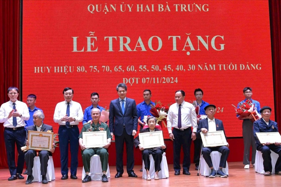   Trưởng ban Nội chính Thành ủy Hà Nội Nguyễn Quang Đức và lãnh đạo Quận Hai Bà Trưng chúc mừng các đảng viên vừa được tặng Huy hiệu Đảng