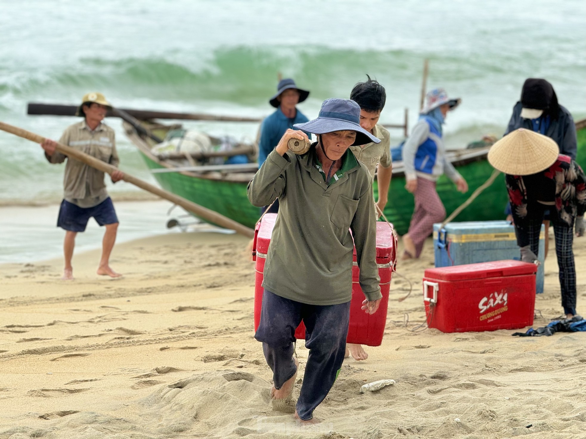 ‘Thót tim’ cảnh ngư dân vùng bãi ngang Quảng Ngãi thi gan với sóng ra khơi mùa biển động ảnh 21