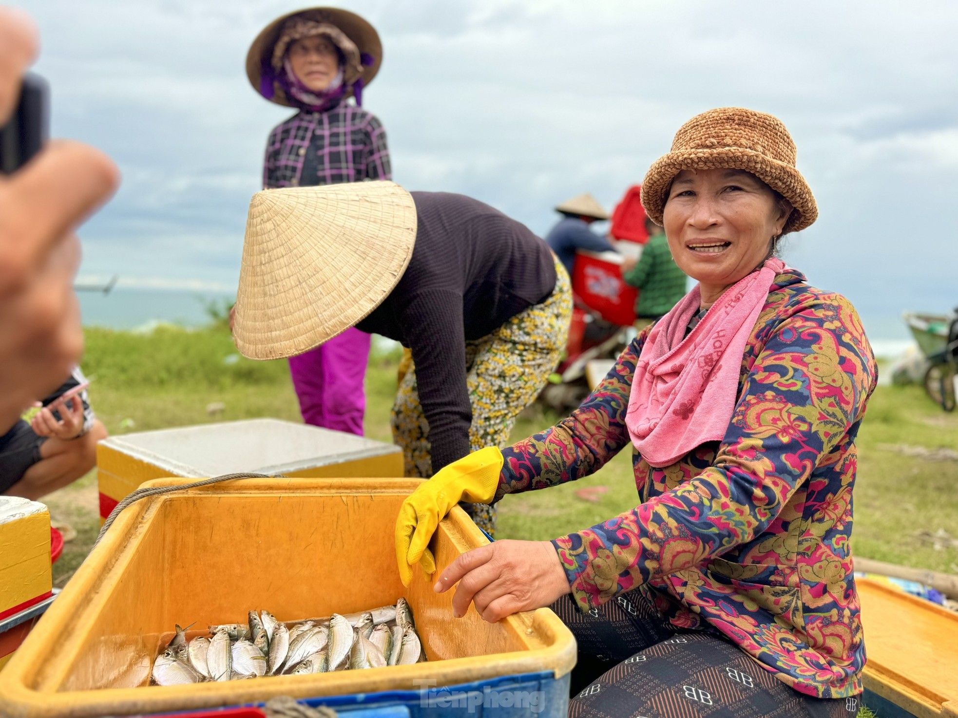 ‘Thót tim’ cảnh ngư dân vùng bãi ngang Quảng Ngãi thi gan với sóng ra khơi mùa biển động ảnh 30