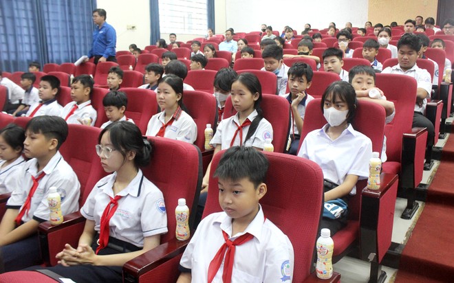 200 em học sinh nhận học bổng “Nối trọn yêu thương - Nâng bước tới trường” đều là những tấm gương tiêu biểu trong phong trào thi đua vượt khó học tốt, rèn luyện tốt của tỉnh