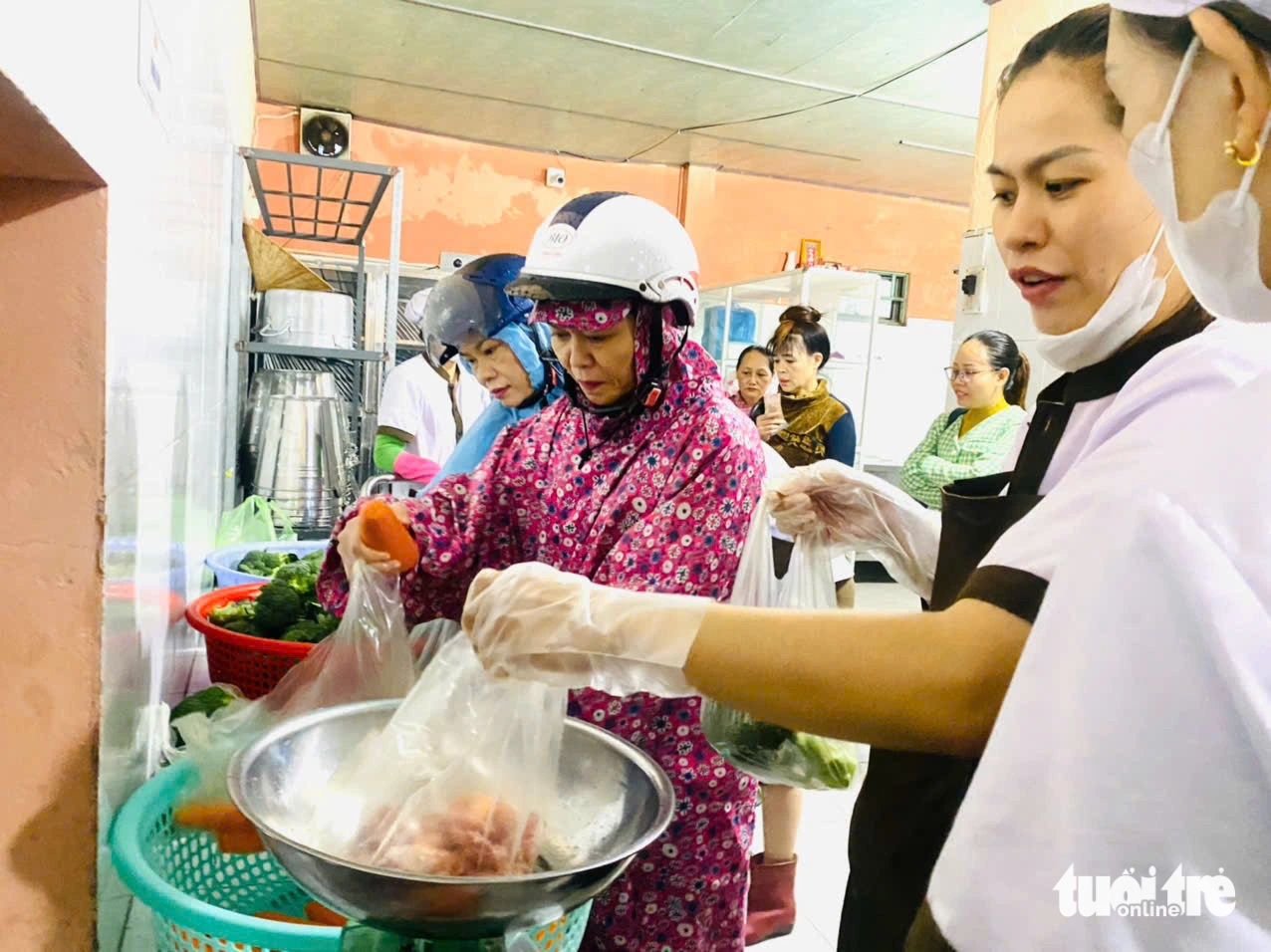 Phụ huynh, giáo viên ‘giải cứu’ thực phẩm bếp ăn bán trú - Ảnh 4.