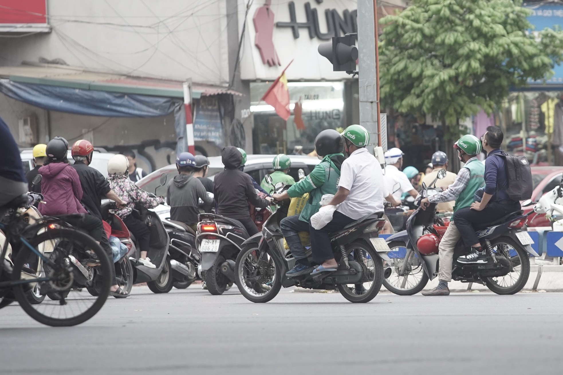 Tài xế xe ôm công nghệ 'làm xiếc' trên đường phố Hà Nội ảnh 4