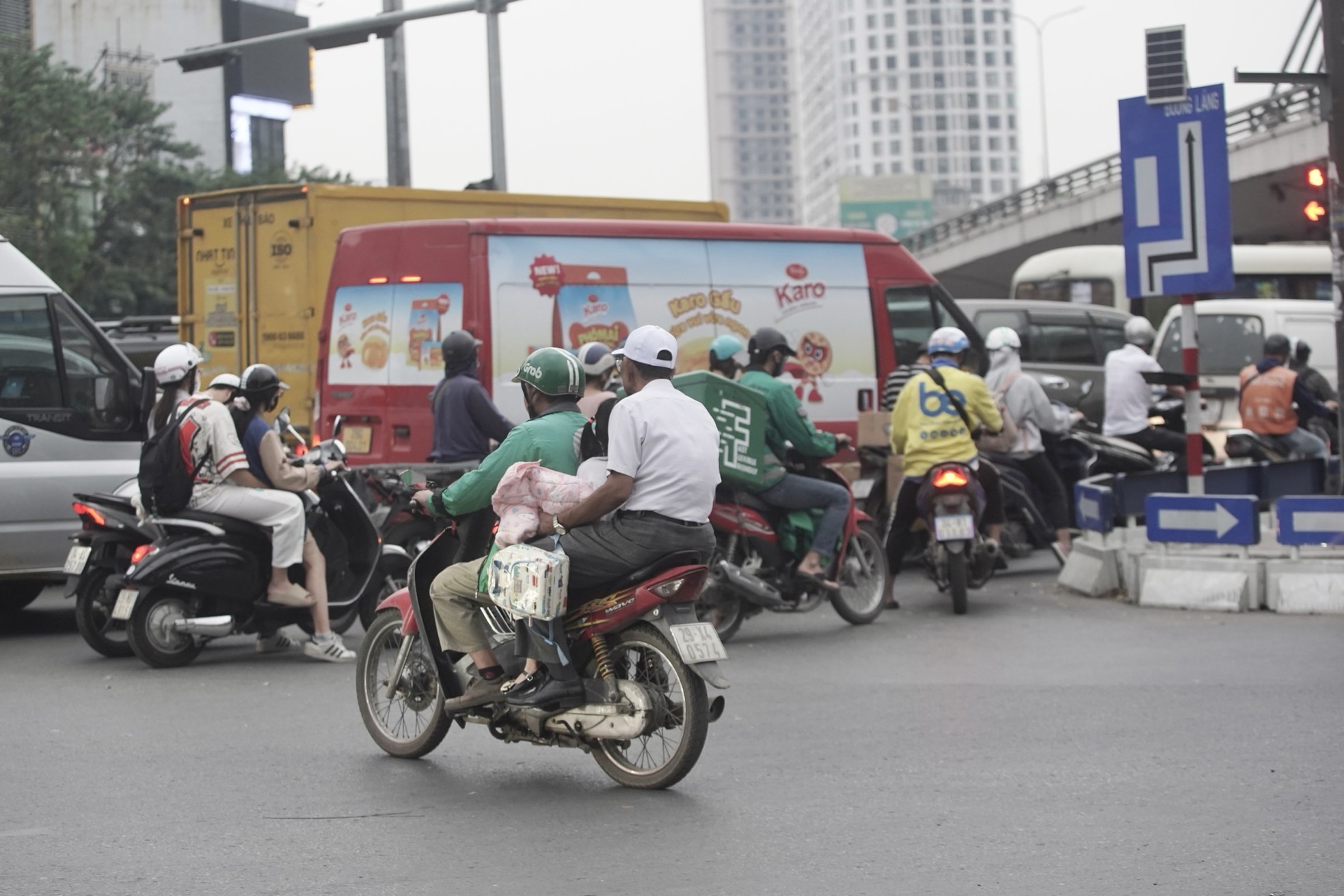 Tài xế xe ôm công nghệ 'làm xiếc' trên đường phố Hà Nội ảnh 11