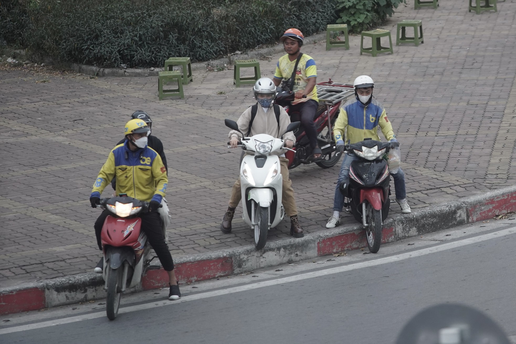 Tài xế xe ôm công nghệ 'làm xiếc' trên đường phố Hà Nội ảnh 12