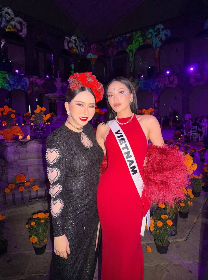 Kỳ Duyên bên chủ tịch Miss Universe.