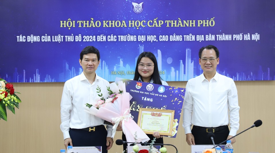 Bí thư Đảng ủy Khối các trường đại học, cao đẳng Hà Nội Nguyễn Thanh Sơn và PGS.TS Nguyễn Anh Tuấn, Chủ tịch Hội đồng Trường Đại học Thủ đô Hà Nội trao thưởng cho thí sinh đạt giải Nhất.