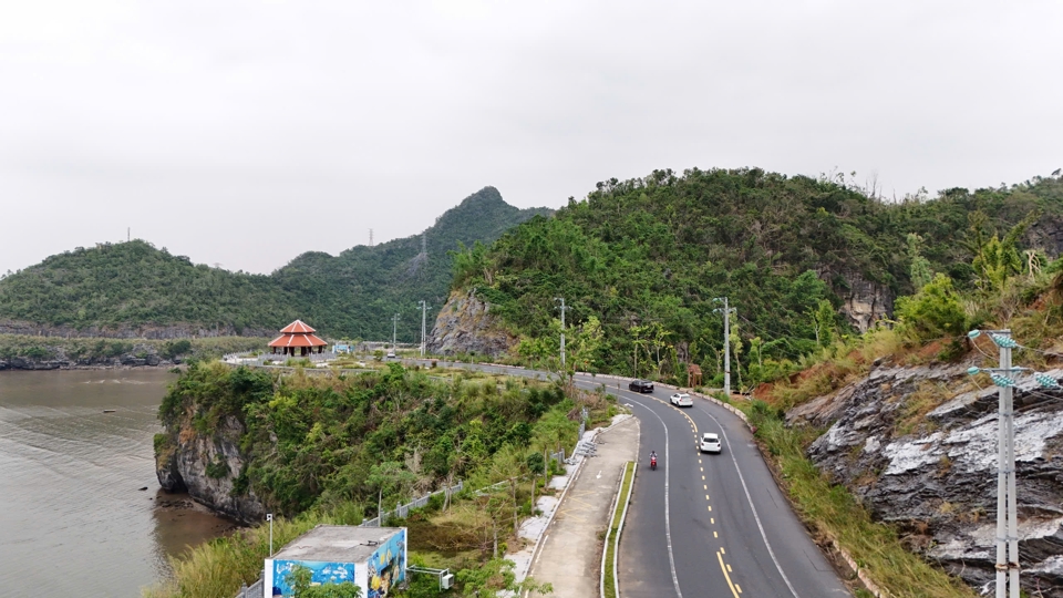 Cung đường được giới trẻ check-in ngay khi đặt chân đến Cát Bà. Ảnh: Tiến Bảo