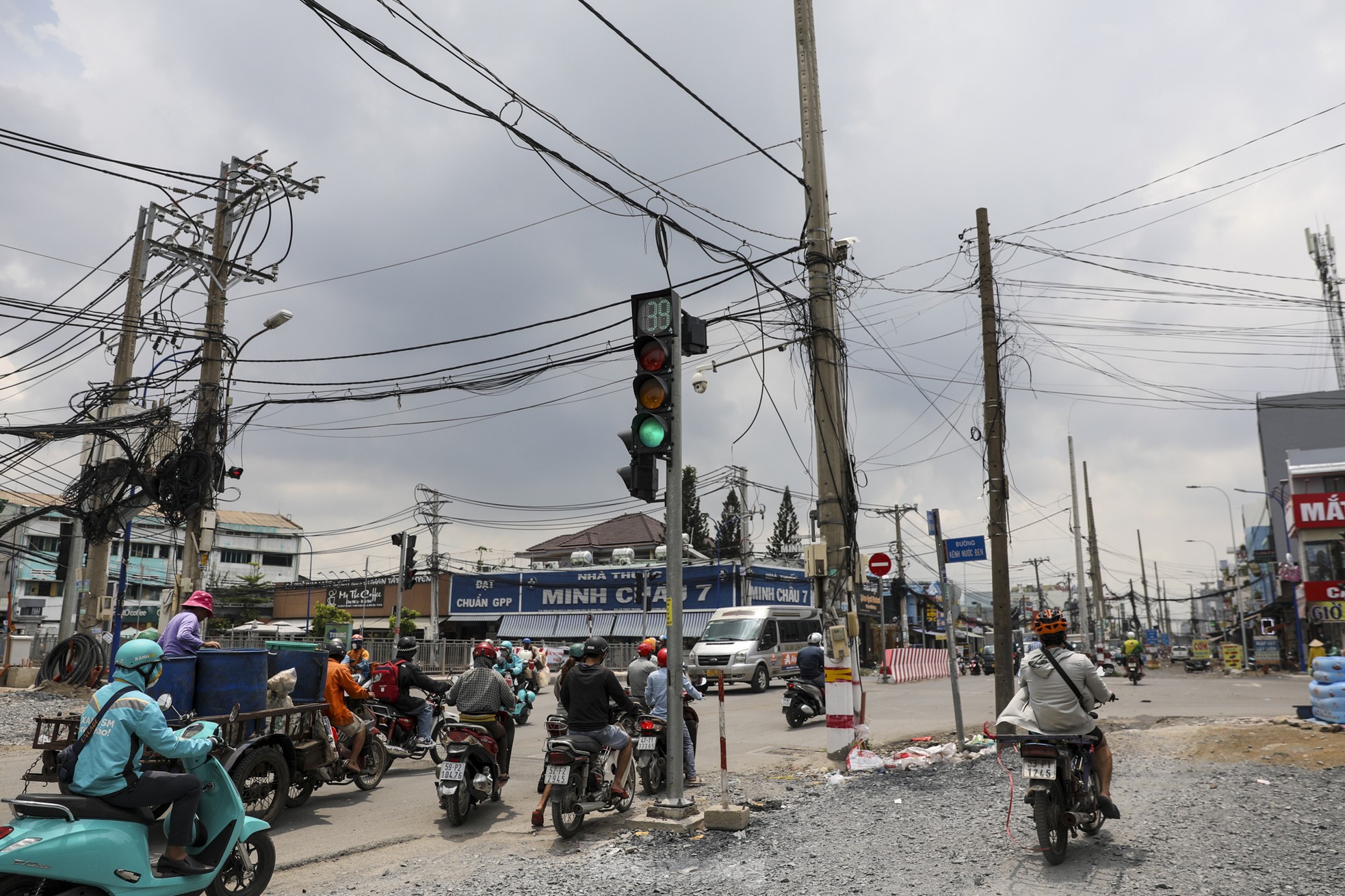 Ma trận trụ điện, dây cáp sau khi mở rộng đường cửa ngõ ra vào sân bay Tân Sơn Nhất ảnh 5