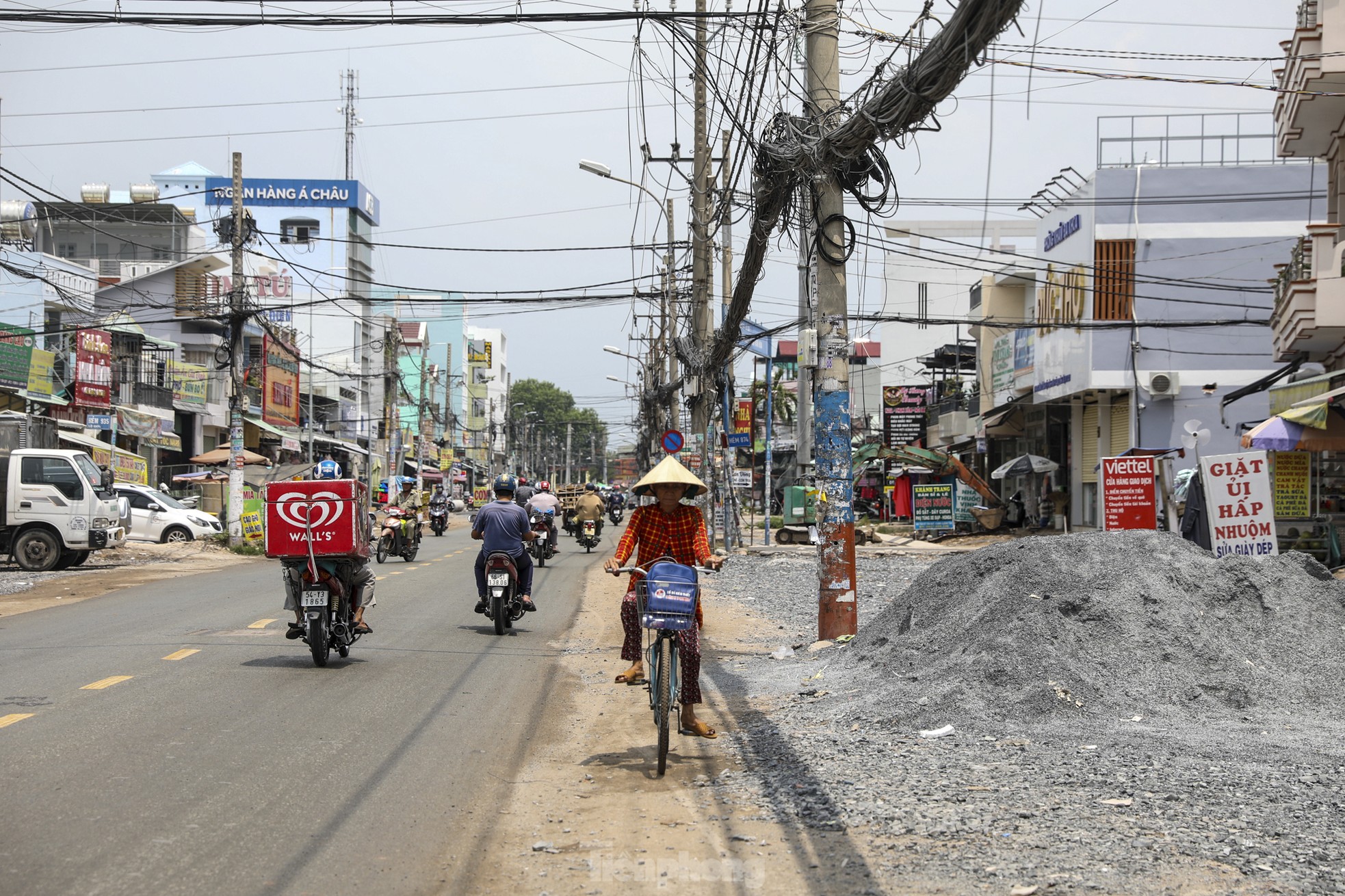 Ma trận trụ điện, dây cáp sau khi mở rộng đường cửa ngõ ra vào sân bay Tân Sơn Nhất ảnh 6