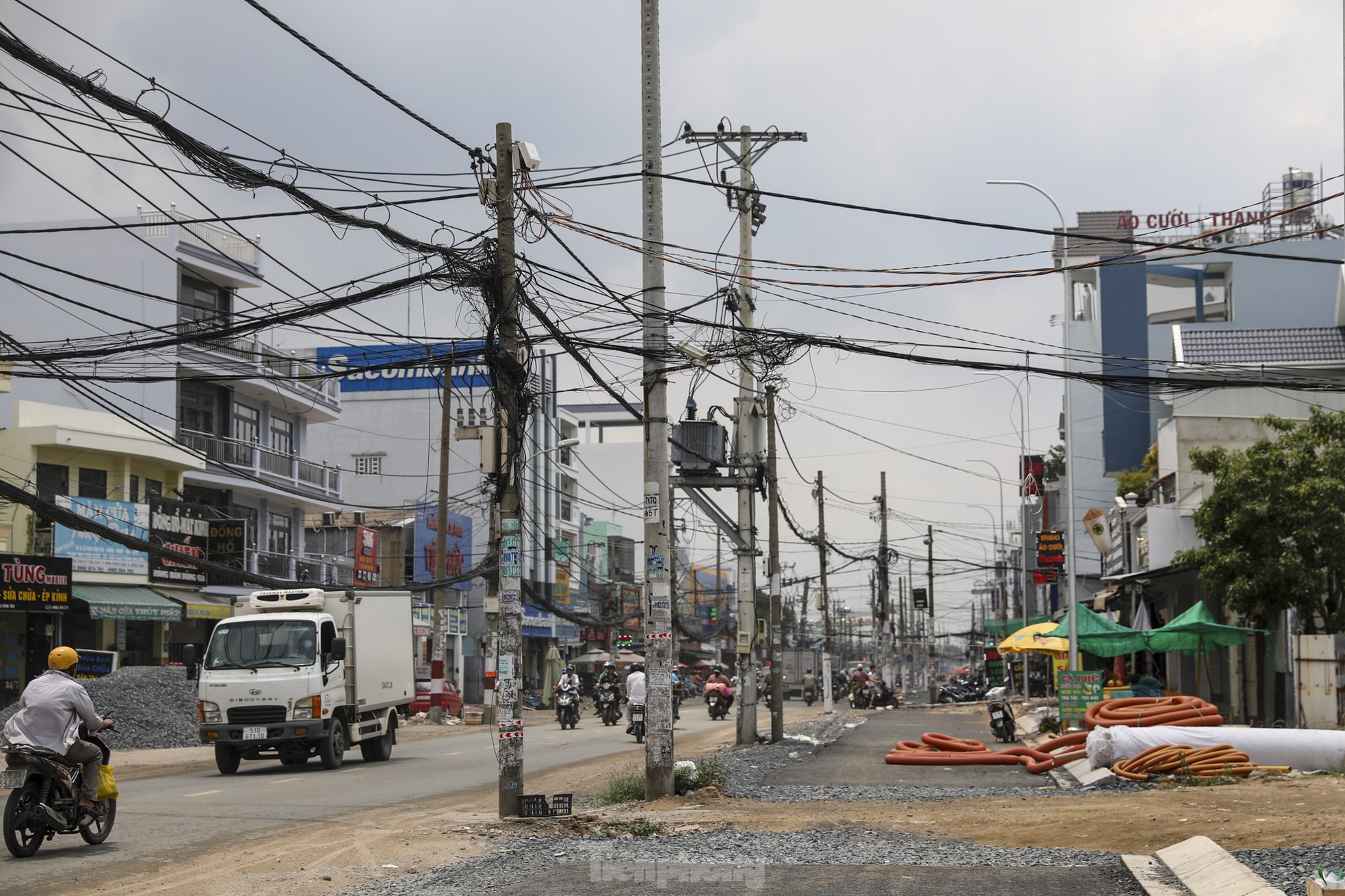 Ma trận trụ điện, dây cáp sau khi mở rộng đường cửa ngõ ra vào sân bay Tân Sơn Nhất ảnh 7