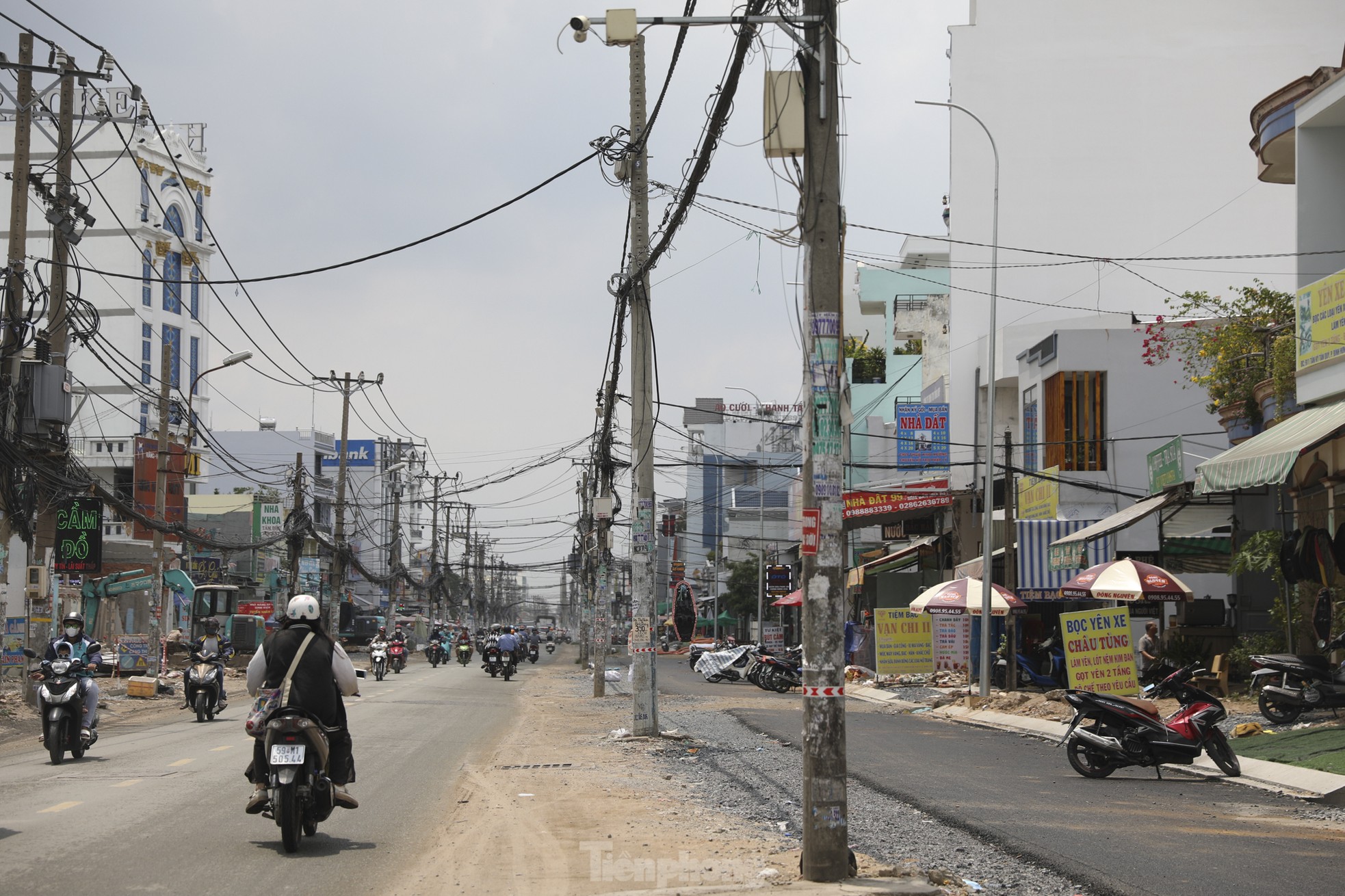 Ma trận trụ điện, dây cáp sau khi mở rộng đường cửa ngõ ra vào sân bay Tân Sơn Nhất ảnh 8