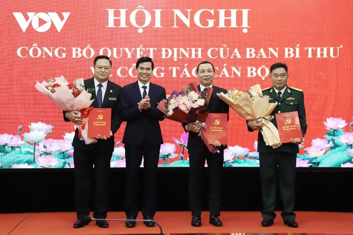 Bí thư Tỉnh uỷ, Chủ tịch UBND tỉnh Sơn La trao các quyết định của Ban Bí thư cho ông Nguyễn Đức Thành, Nguyễn Minh Hải và Đại tá Chu Văn Thành.