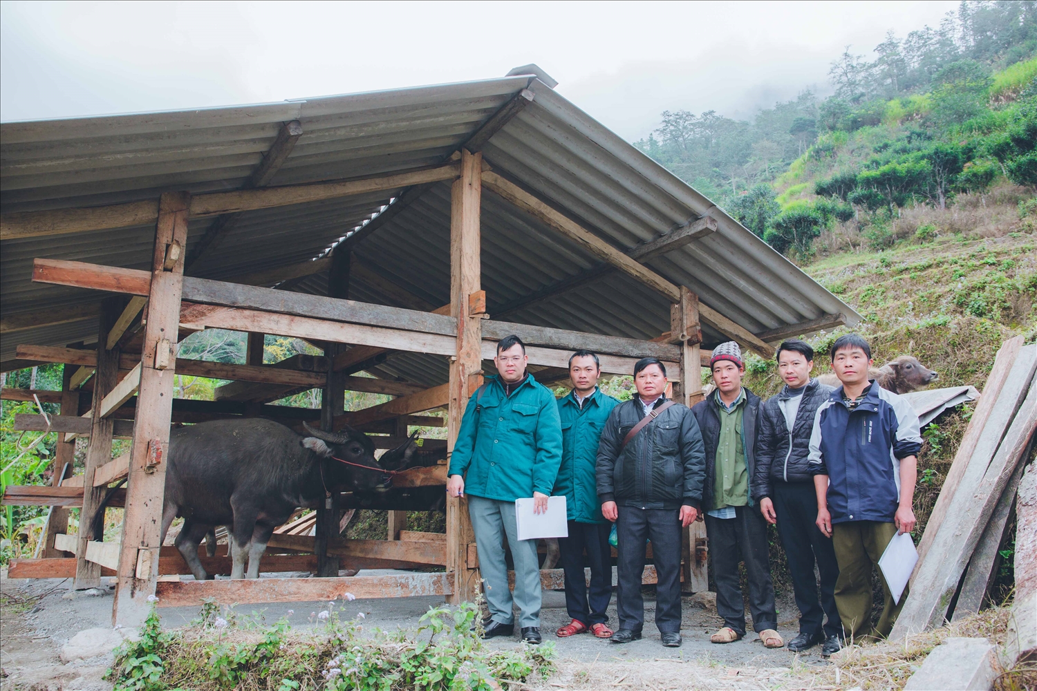 Cán bộ Phòng dân tộc huyện Hoàng Su Phì, tỉnh Hà Giang, kiểm tra Tiểu dự án 1, Dự án 9: “Đầu tư phát triển kinh tế - xã hội các dân tộc còn gặp nhiều khó khăn, dân tộc có khó khăn đặc thù” thuộc Chương trình MTQG 1719 tại thôn Phìn Sư, xã Túng Sán