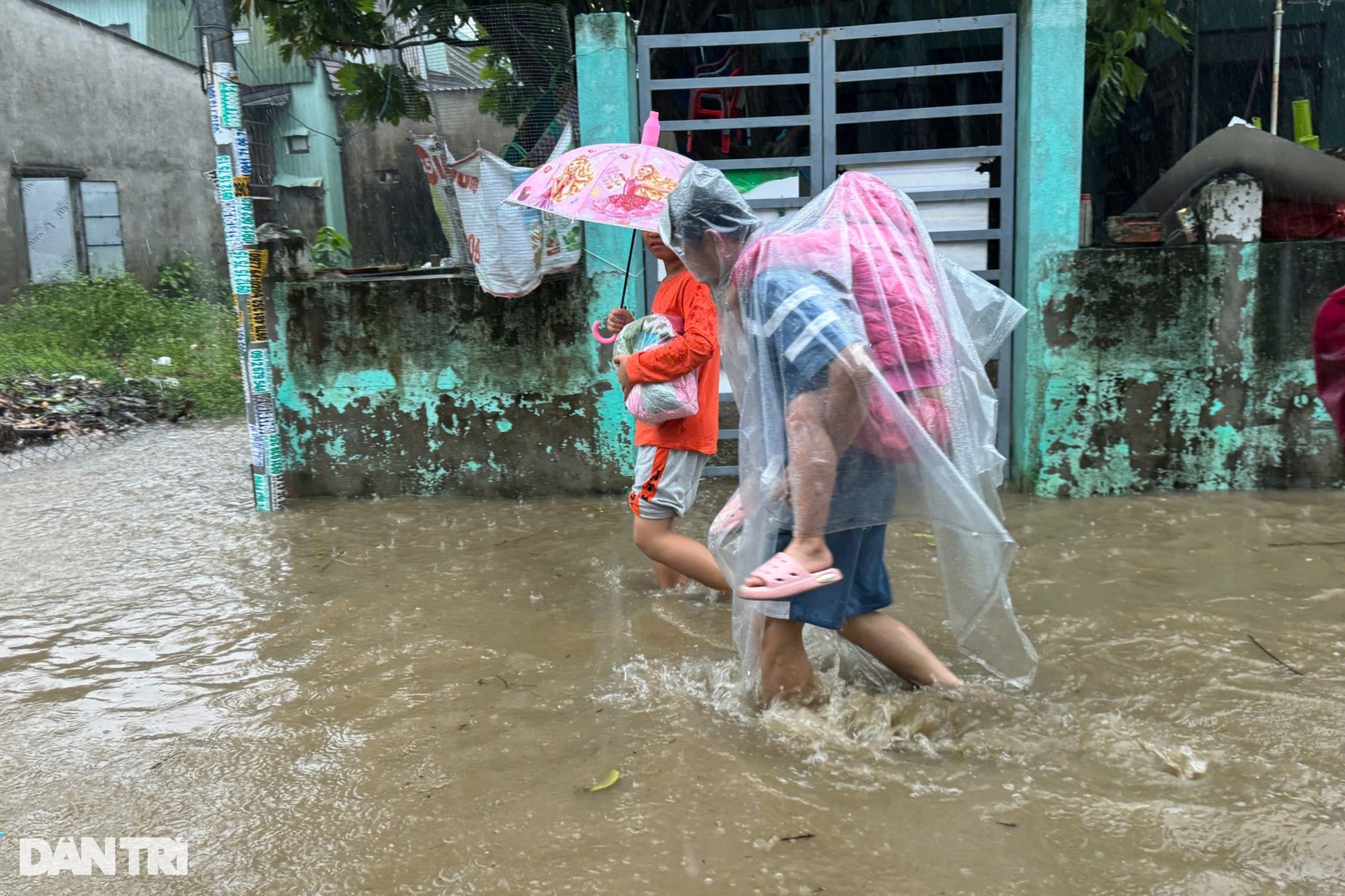 Bộ đội, công an vào rốn ngập ở Đà Nẵng sơ tán dân - 6