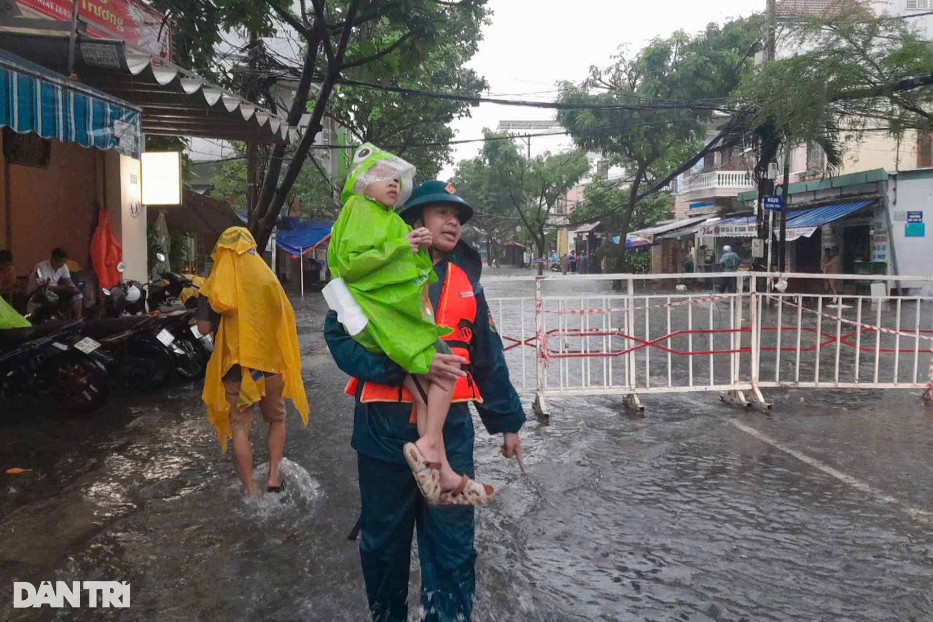 Bộ đội, công an vào rốn ngập ở Đà Nẵng sơ tán dân - 10