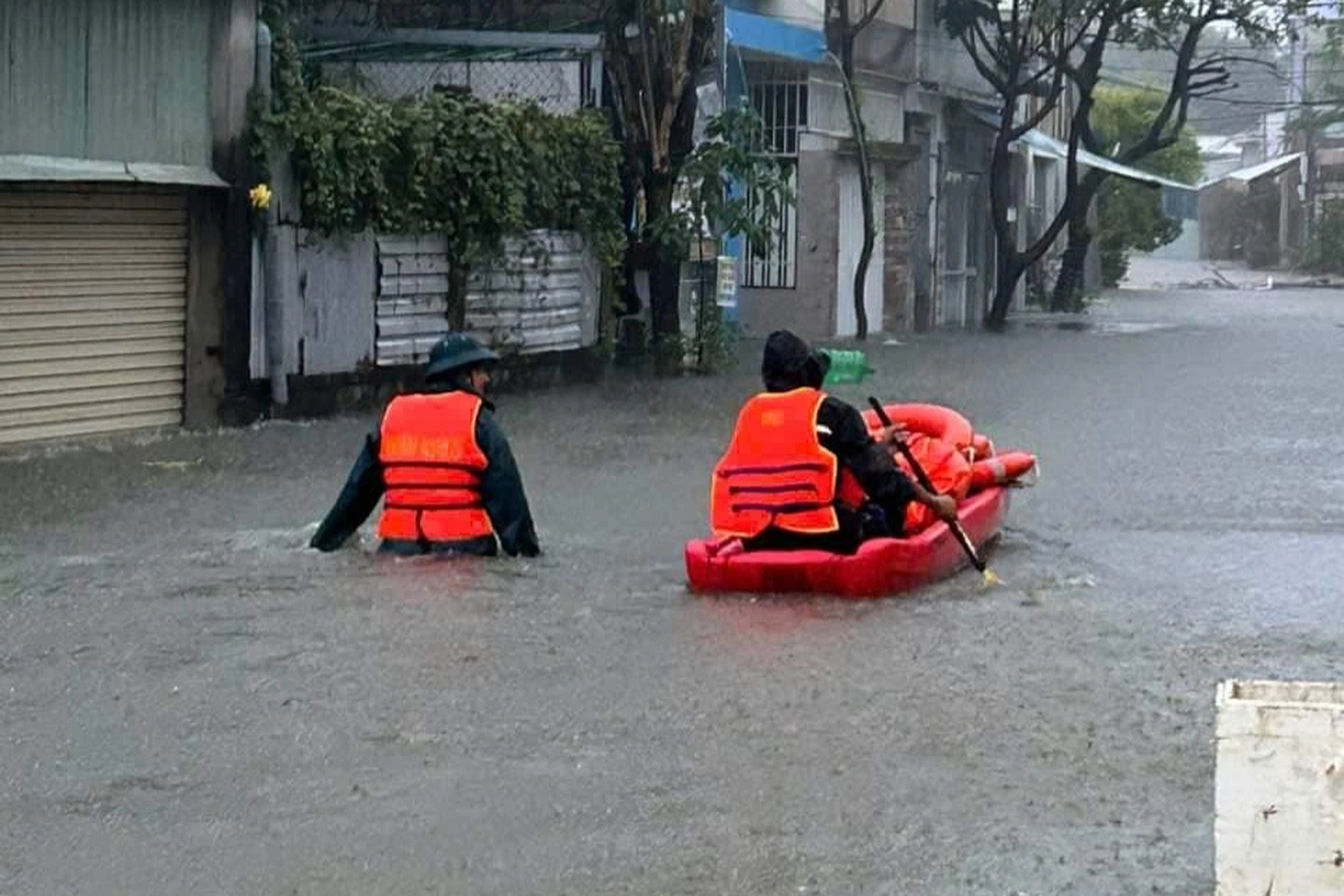 Bộ đội, công an vào rốn ngập ở Đà Nẵng sơ tán dân - 11