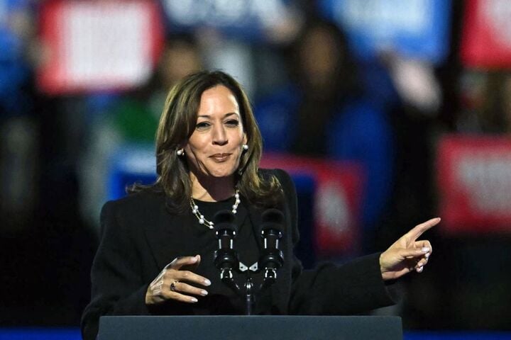 Phó Tổng thống Kamala Harris phát biểu trong cuộc vận động tranh cử cuối cùng tại Philadelphia, Pennsylvania. (Ảnh: Getty)