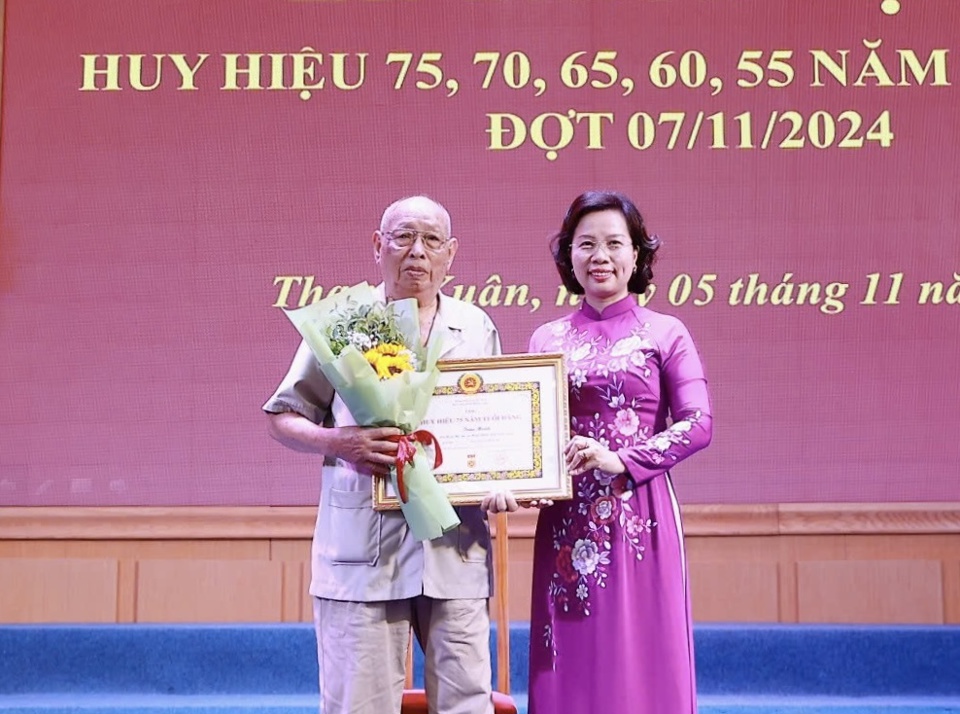 Bí thư Quận ủy Thanh Xuân Bùi Huyền Mai trao Huy hiệu Đảng cho các đảng viên lão thành