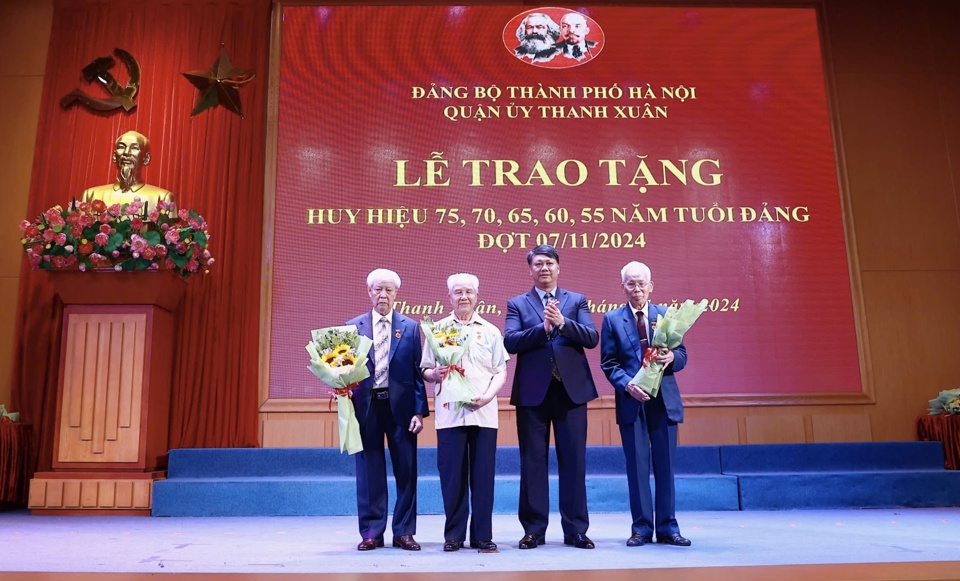 Quận ủy Thanh Xuân trao Huy hiệu Đảng tặng các đảng viên lão thành - Ảnh 2