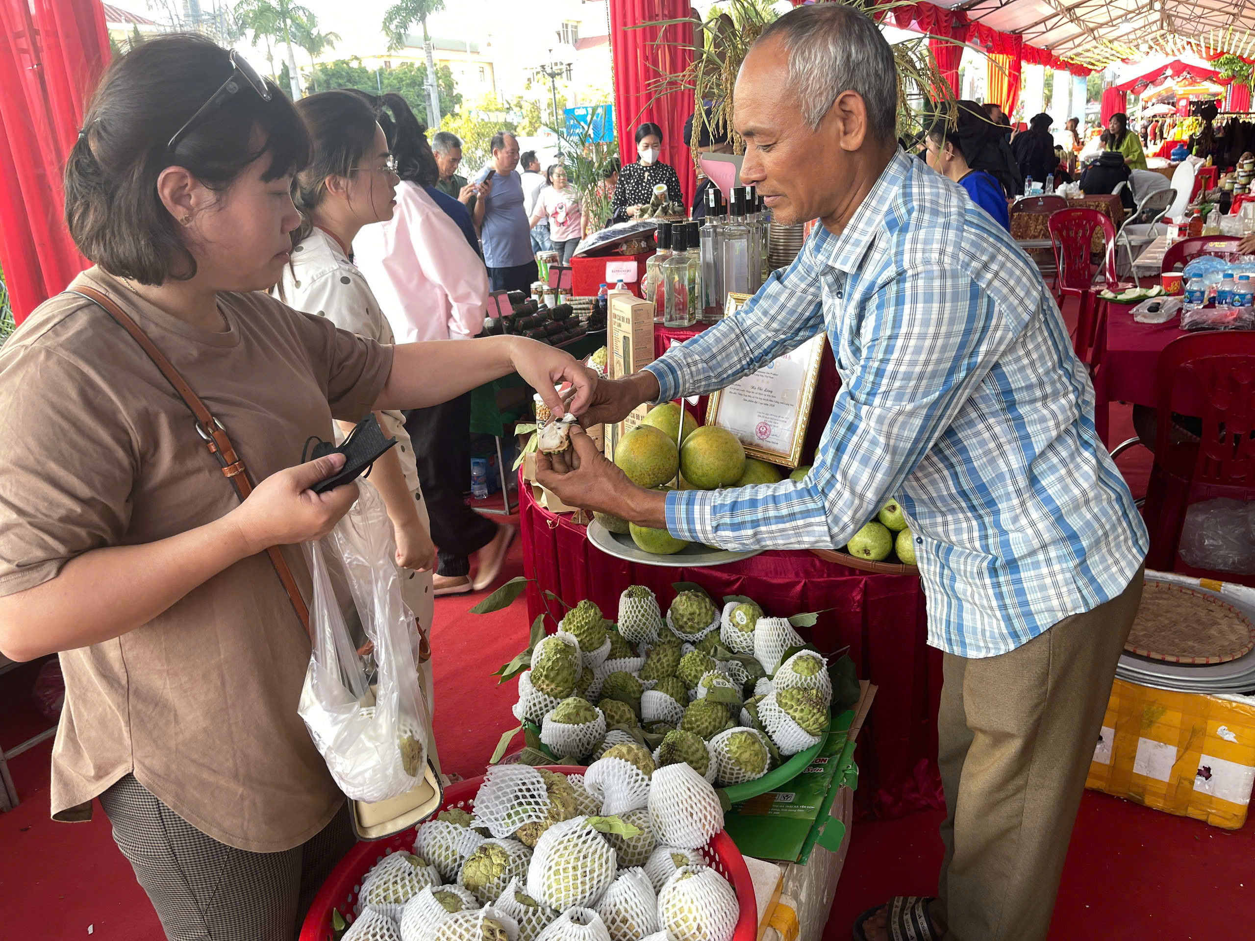 Sức hút nào từ ngày hội Văn hóa Đông Bắc giúp các gian hàng OCOP Lạng Sơn “bán chạy như tôm tươi”  - Ảnh 3.