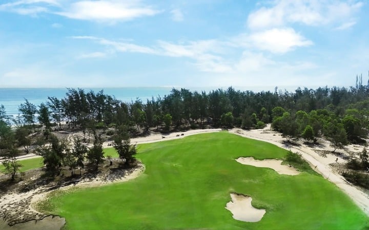 Sân gôn Golden Sands Golf Resort khai trương tháng 9 tại Thừa Thiên Huế hứa hẹn mang đến những trải nghiệm chơi gôn thách thức nhất Việt Nam.