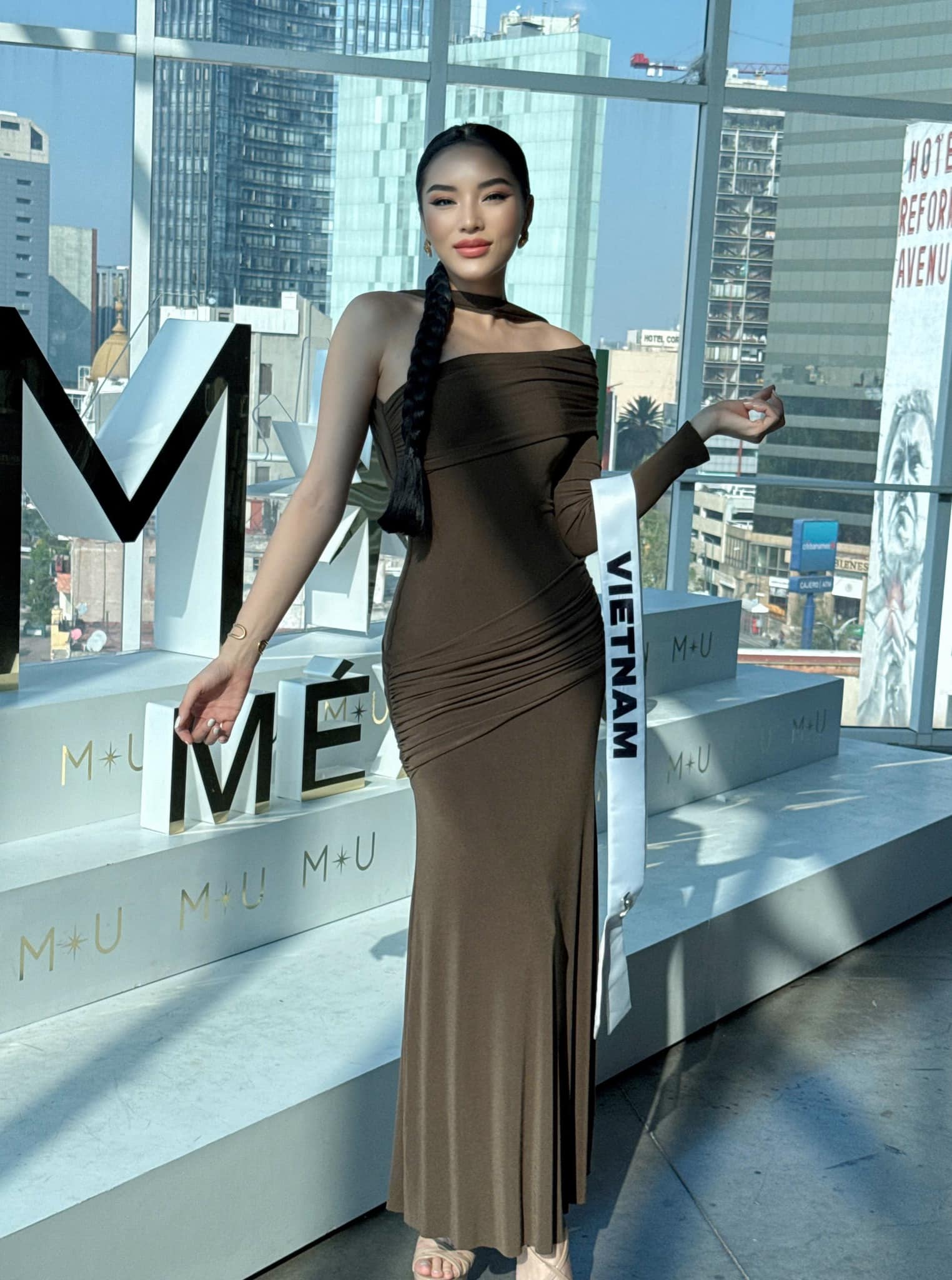 Hoa hậu Kỳ Duyên né tránh trả lời truyền thông sau màn nói tiếng Anh gây tranh cãi tại Miss Universe 2024? - Ảnh 3.