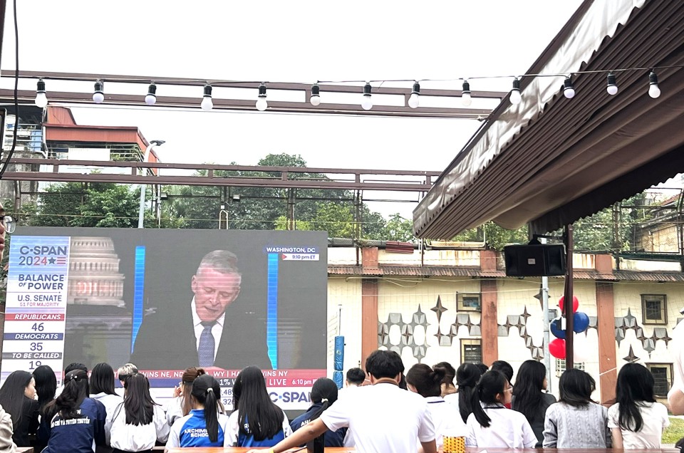 Học sinh và sinh viên từ các trường Đại học và Trung học ở Hà Nội tiếp cận, tìm hiểu và trải nghiệm quy trình bầu cử của Mỹ. Ảnh: Liên Hà