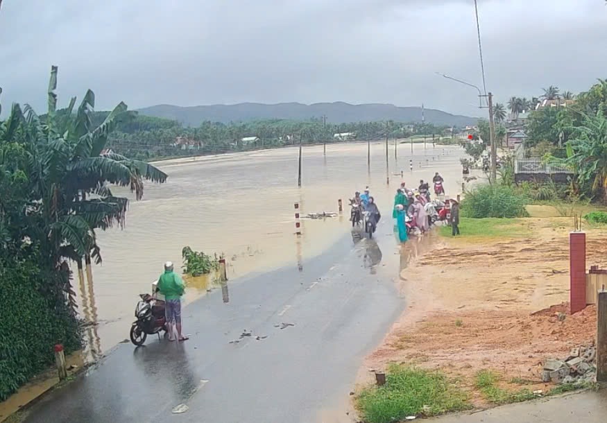 Dòng nước cuồn cuộn, đường nông thôn bị ngập nặng, giao thông chia cắt vì mưa lớn tại Bình Định- Ảnh 5.