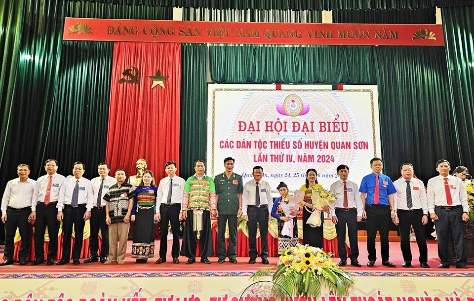 Đoàn đại biểu đi dự Đại hội Đại biểu các DTTS cấp tỉnh của huyện Quan Sơn chụp ảnh lưu niệm với lãnh đạo tỉnh Thanh Hóa