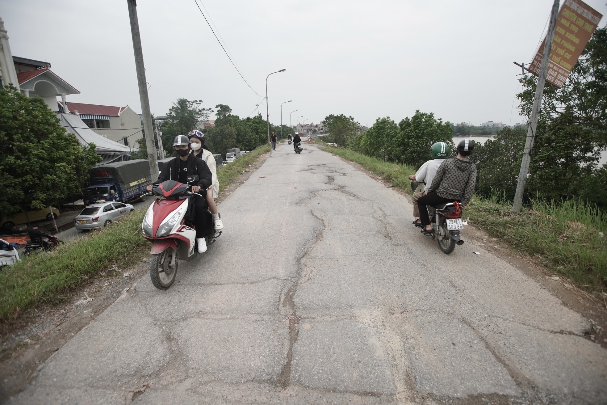 Người dân 'hồn nhiên' đi trên đê Yên Nghĩa đang sụt lún bất chấp lệnh cấm ảnh 5