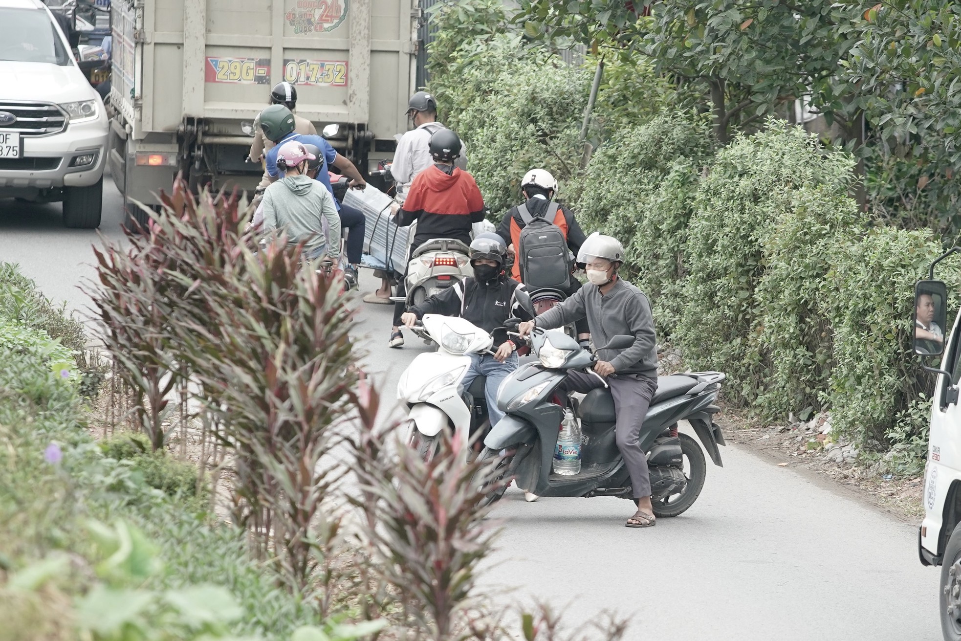 Người dân 'hồn nhiên' đi trên đê Yên Nghĩa đang sụt lún bất chấp lệnh cấm ảnh 8