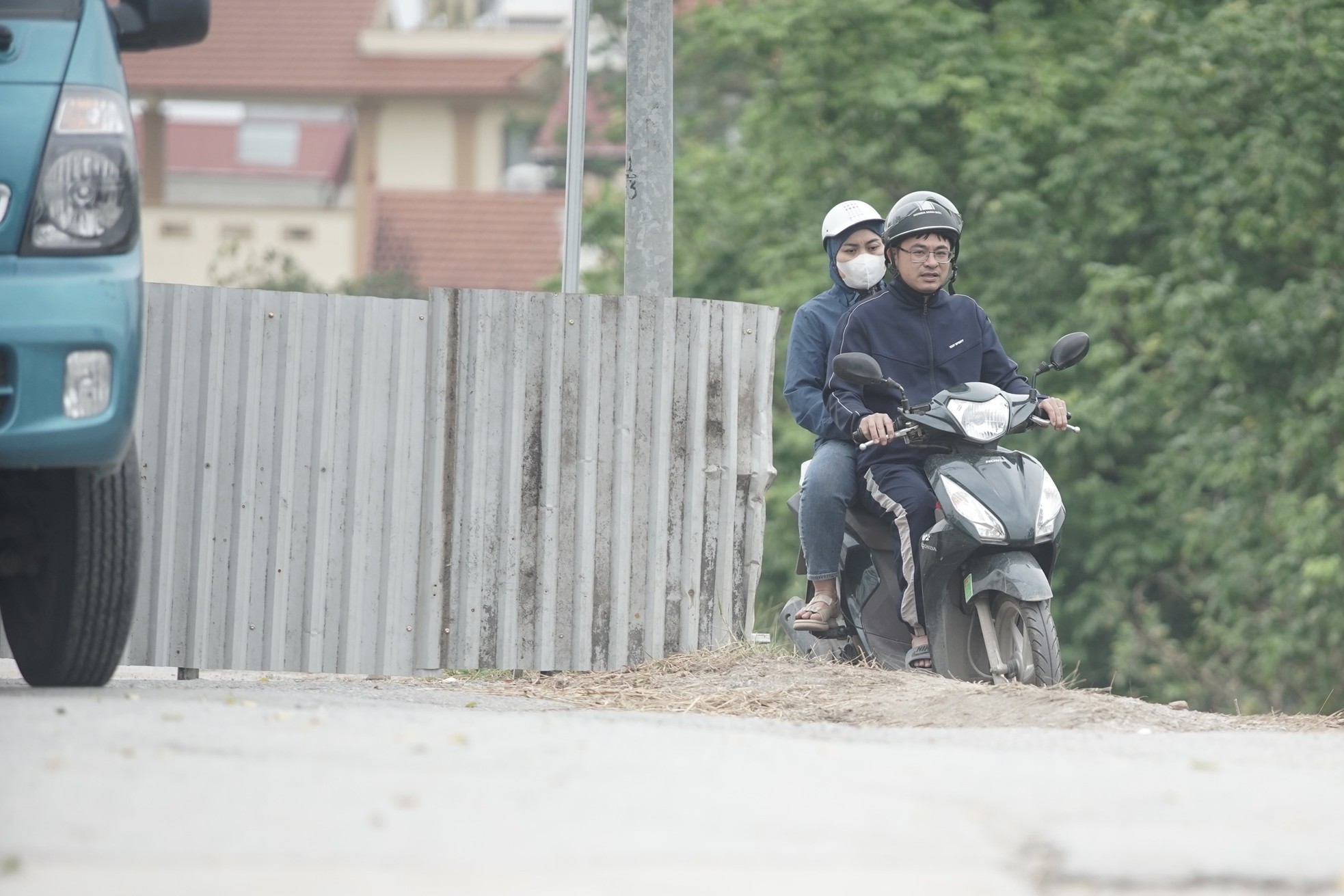 Người dân 'hồn nhiên' đi trên đê Yên Nghĩa đang sụt lún bất chấp lệnh cấm ảnh 10