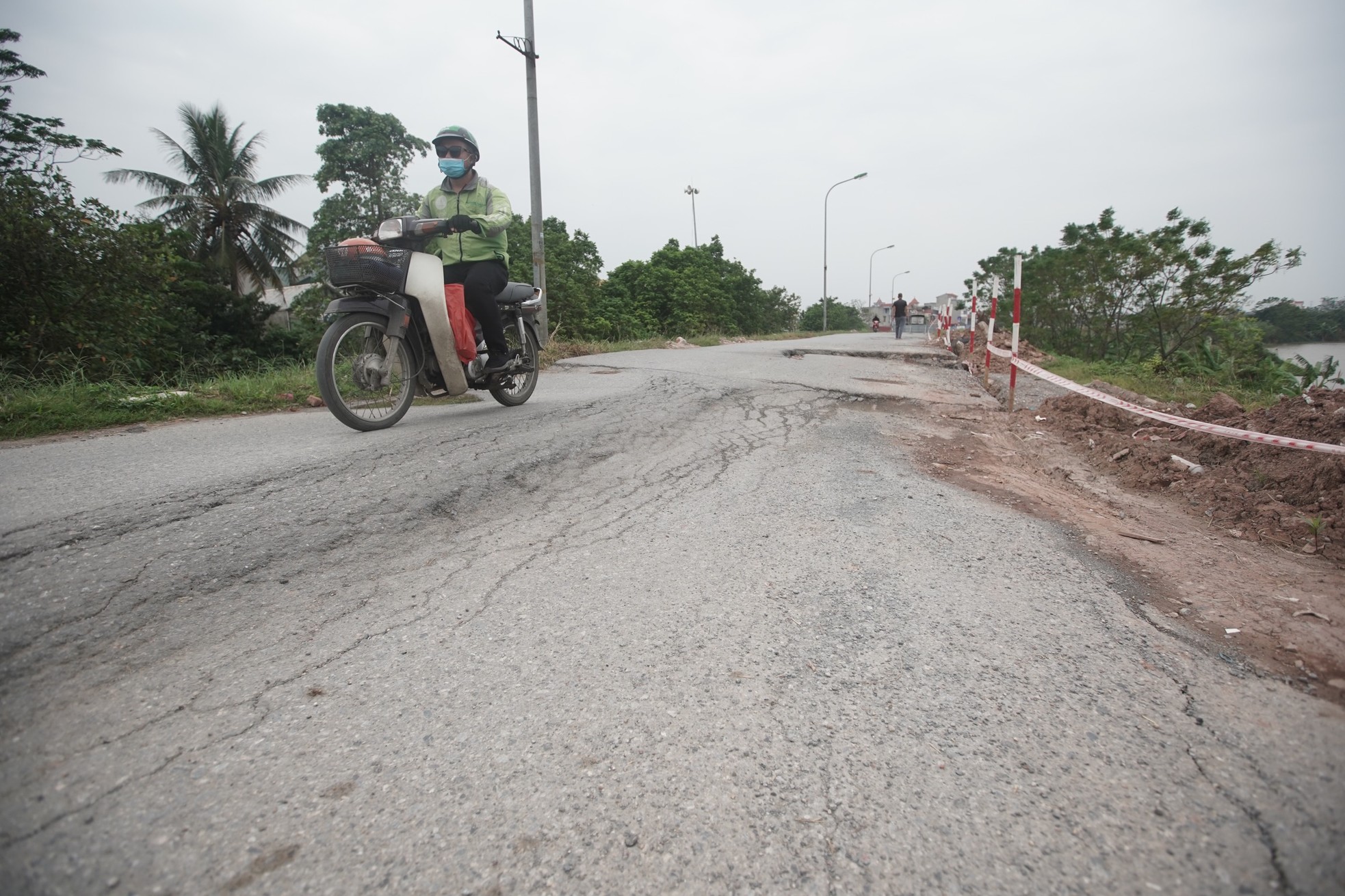 Người dân 'hồn nhiên' đi trên đê Yên Nghĩa đang sụt lún bất chấp lệnh cấm ảnh 14