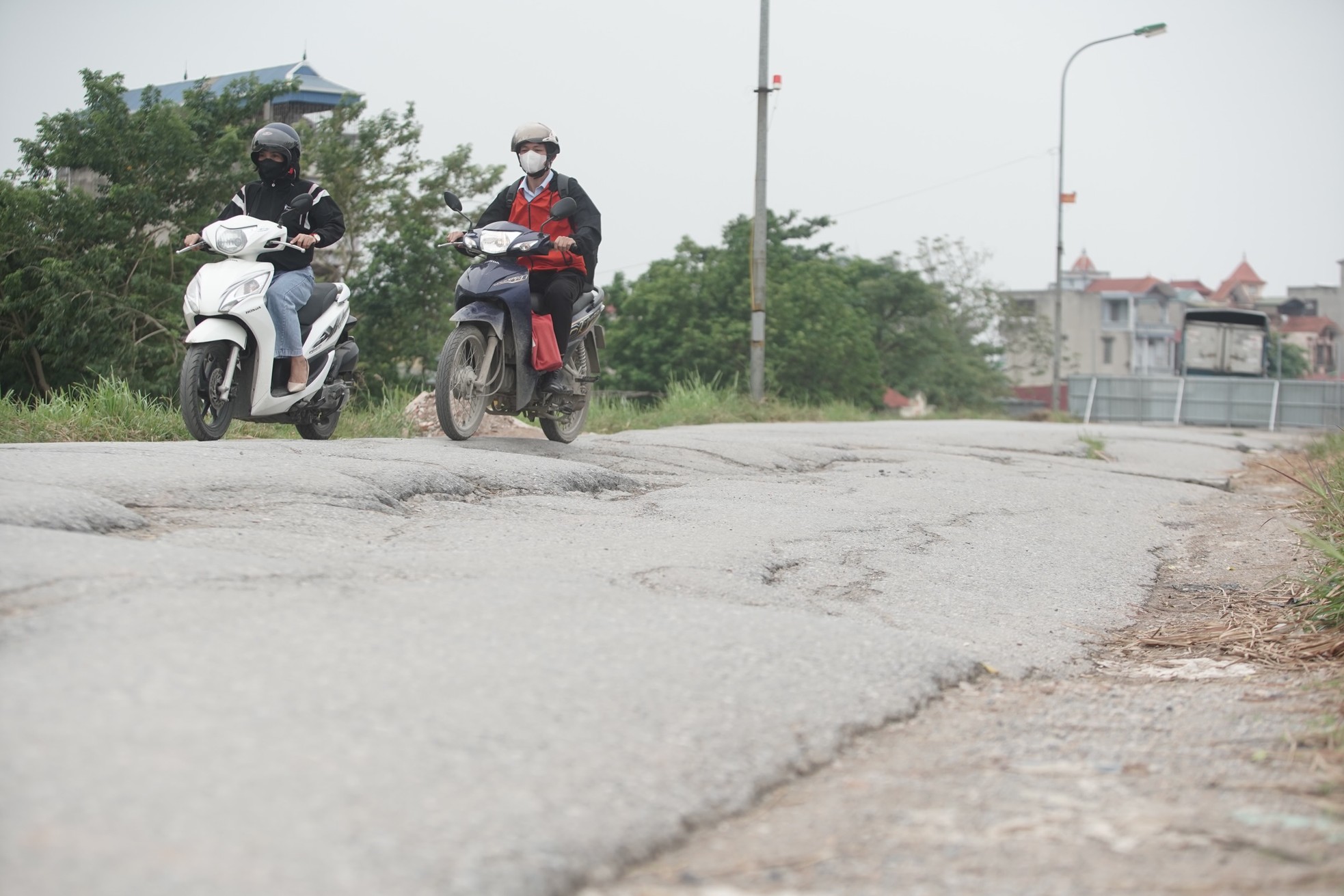 Người dân 'hồn nhiên' đi trên đê Yên Nghĩa đang sụt lún bất chấp lệnh cấm ảnh 16