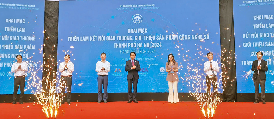 Các đại biểu khai mạc Chương trình Kết nối cùng Phát triển "Link to Grow" giữa Hà Nội và các tỉnh thuộc Vùng đồng bằng sông Hồng. Ảnh: Hoài Nam