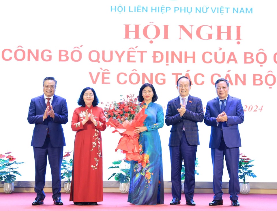 Bí thư Thành ủy Hà Nội Bùi Thị Minh Hoài; Phó Bí thư Thành ủy, Chủ tịch UBND TP Hà Nội Trần Sỹ Thanh; Phó Bí thư Thành ủy, Chủ tịch HĐND TP Hà Nội Nguyễn Ngọc Tuấn; Phó Bí thư Thành ủy Hà Nội Nguyễn Văn Phong chúc mừng đồng chí Nguyễn Thị Tuyến