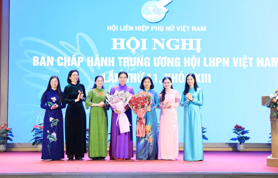 Đoàn Chủ tịch Hội LHPN Việt Nam tặng hoa chúc mừng đồng chí Nguyễn Thị Tuyến và đồng chí Hà Thị Nga