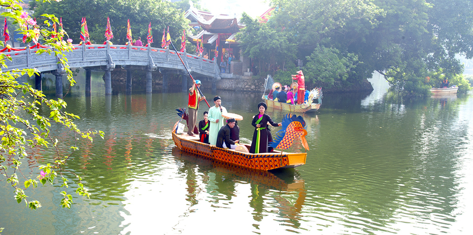 Góc phía Tây Nam hồ có đền Quán Thánh (đường Thanh Niên) – một trong Thăng Long tứ trấn; phía Đông có chùa Thần Quang (phố Ngũ Xã) và chùa Châu Long (phố Châu Long) được xây từ thời Trần, phía Đông Bắc có đền An Trì (phố Phó Đức Chính); nằm trên một đảo nhỏ phía Bắc hồ có tấm bia đá ghi lại sự tích đền Cẩu Nhi. 