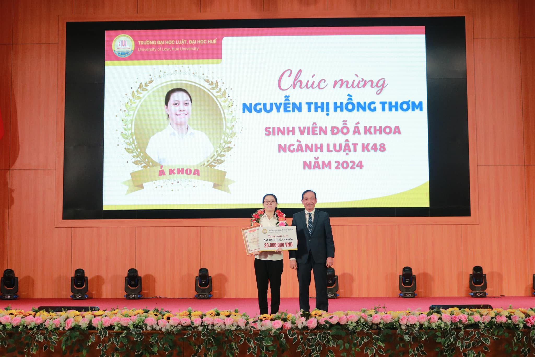 Thủ khoa Trưởng ĐH Luật Huế được thưởng 30 triệu đồng- Ảnh 2.