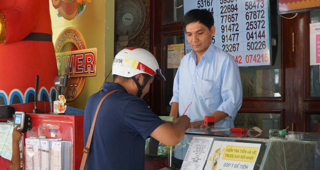 Anh Phát Tài phát tài cùng 3 cửa hàng xổ số Vietlott