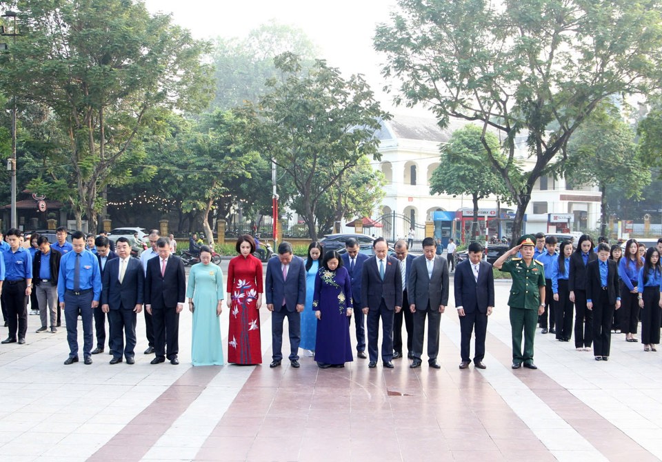 Các đồng chí lãnh đạo TP Hà Nội dâng hoa, tưởng nhớ lãnh tụ Cộng sản V.I.Lênin tại Tượng đài Lênin nhân kỷ niệm 107 năm Cách mạng Tháng Mười Nga. 